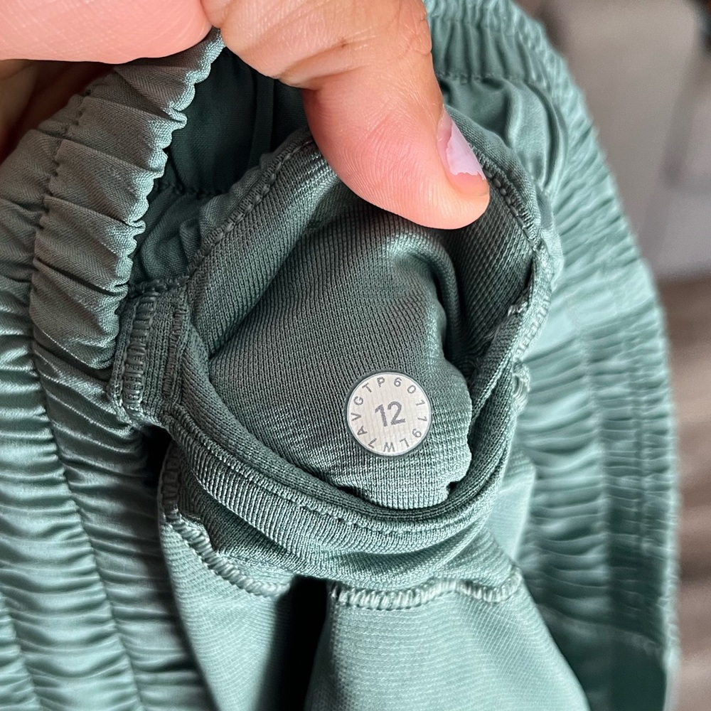 Lululemon Hotty Hot Shorts II *2.5” - Picture 7 of 7